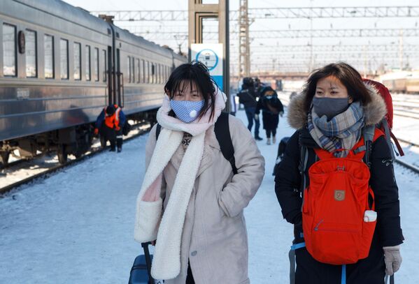 مسافران قطار پکن-مسکو در ایستگاه راه آهن ایرکوتسک  - اسپوتنیک افغانستان  