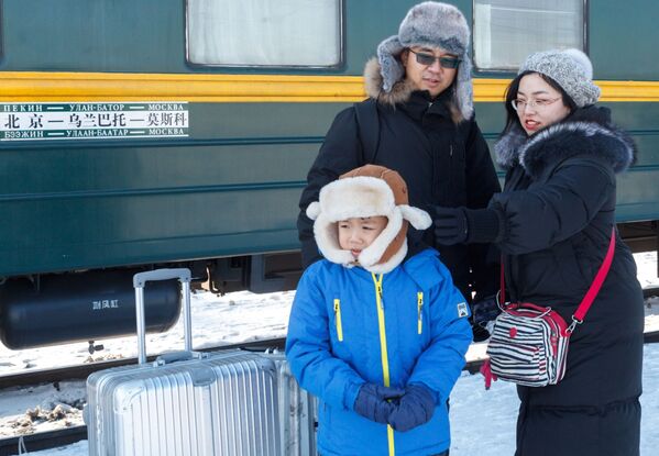 مسافرانی منتظر قطار شماره 4 مسکو – پکن در ایرکوتسک - اسپوتنیک افغانستان  