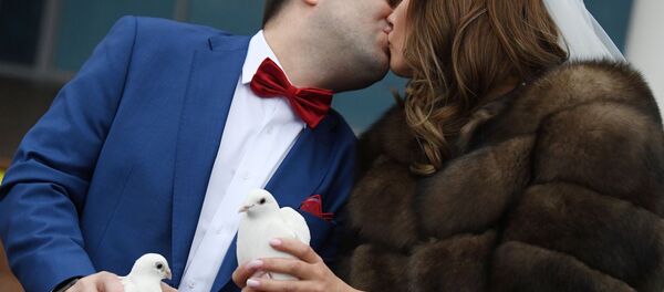 زوج جوان در مراسم عروسی شان در روسیه - اسپوتنیک افغانستان  