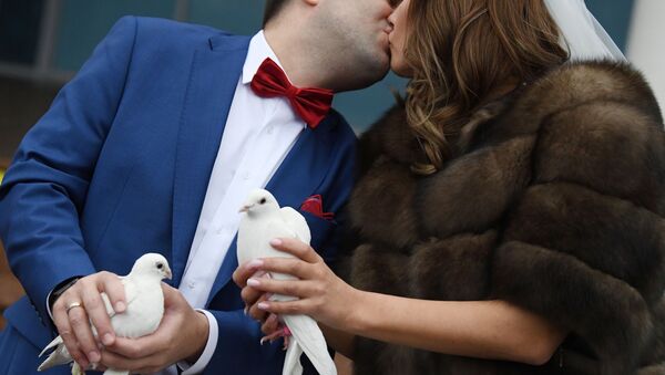 زوج جوان در مراسم عروسی شان در روسیه - اسپوتنیک افغانستان  