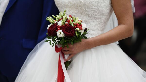 Букет в руках невесты на свадьбе в Шипиловский ЗАГСе - اسپوتنیک افغانستان  