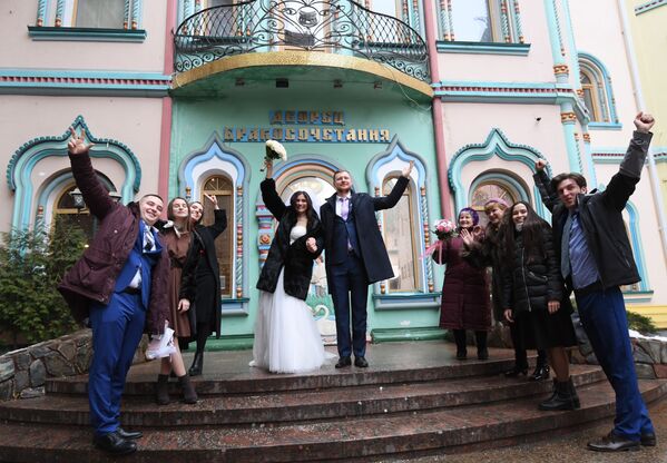 زوج جوان در مراسم عروسی شان در روسیه - اسپوتنیک افغانستان  