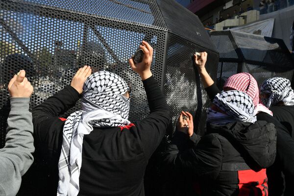 معترضین در مقابل سفارت امریکا در بیروت  - اسپوتنیک افغانستان  