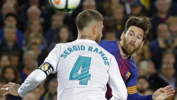 El capitán del Real Madrid, Sergio Ramos, y el capitán del Barcelona, Lionel Messi, durante 'El Clásico' - اسپوتنیک افغانستان  