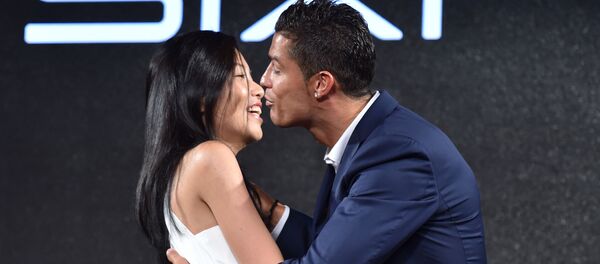 Криштиану Роналду целует свою японскую поклонницу, 2015 год - اسپوتنیک افغانستان  