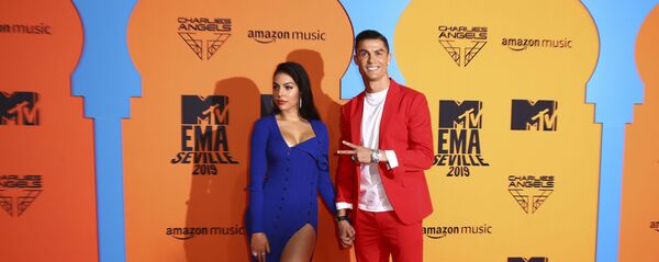 Криштиану Роналду и его подруга Джорджина Родригес на European MTV Awards в Севилье, 2019 год Криштиану Роналду и его подруга Джорджина Родригес на European MTV Awards в Севилье, 2019 год - اسپوتنیک افغانستان