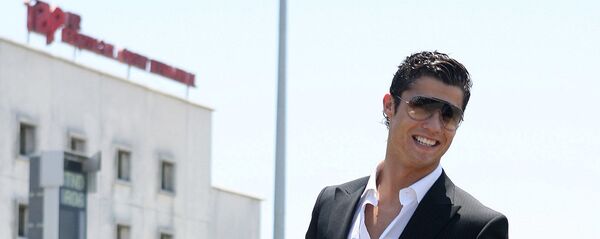 Футболист Криштиану Роналду позирует в аэропорту Лиссабона  - اسپوتنیک افغانستان  