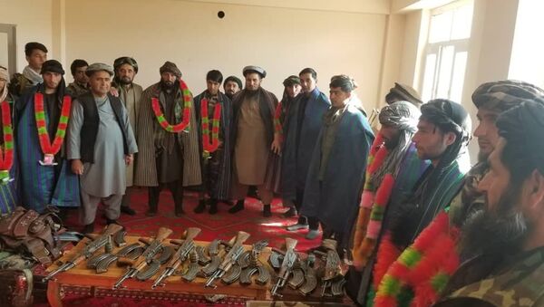 یک فرمانده طالبان با افرادش در ولایت فاریاب به دولت تسلیم شد  - اسپوتنیک افغانستان  