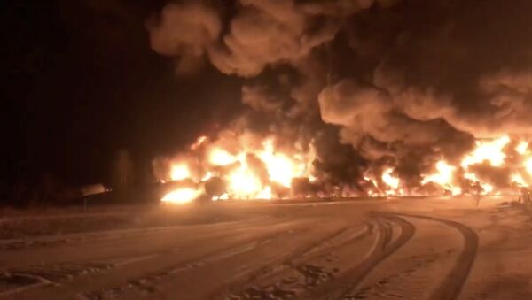 تصادف بزرگ در کانادا: قطار نفتی منفجر شد - اسپوتنیک افغانستان  