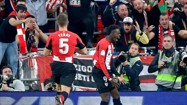 Игроки команды Athletic Bilbao радуются голу