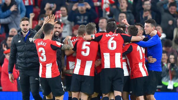 Игроки команды Athletic Bilbao празднуют победу над FC Barcelona - اسپوتنیک افغانستان  