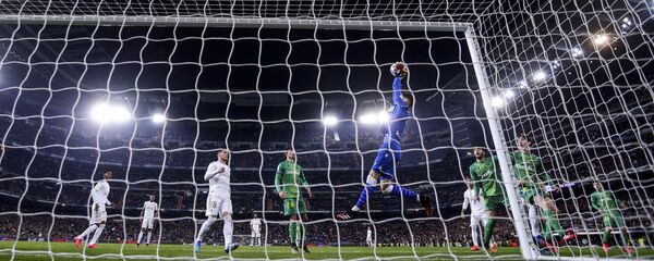 Футболисты во время матча между командами Реал Мадрид и Реал Сосьедад в Мадриде Футболисты во время матча между командами Реал Мадрид и Реал Сосьедад в Мадриде - اسپوتنیک افغانستان