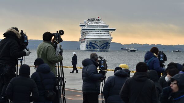 Фотографы и корреспонденты на фоне круизного лайнера Diamond Princes, помещенного в карантин у японского порта Йокогама - اسپوتنیک افغانستان  