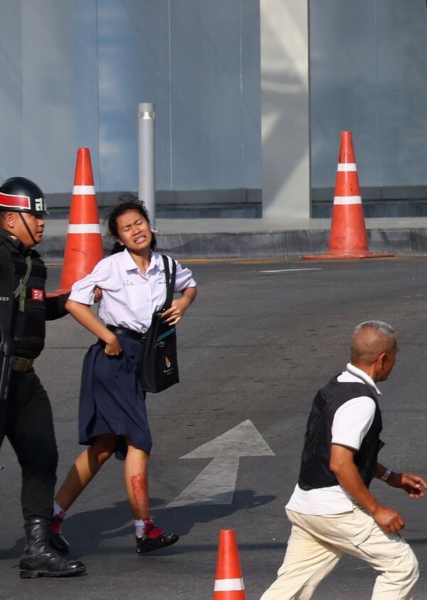 Эвакуация студентов из торгового центра Terminal 21 после стрельбы в Таиланде  - اسپوتنیک افغانستان  