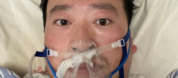 دادخواست مادر لی ونلیانگ پزشک چینایی از مقام های این کشور دادخواست مادر لی ونلیانگ پزشک چینایی از مقام های این کشور - اسپوتنیک افغانستان