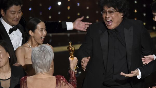 Режиссер Пон Чжун Хо во время получения статуэтки премии Оскар за лучший фильм в Лос-Анджелесе   - اسپوتنیک افغانستان  