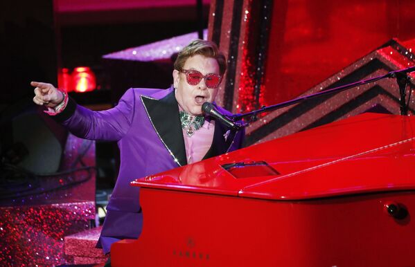 آهنگساز و خواننده التون جان هنگام اجرای نمایش در اسکار در لس آنجلس - اسپوتنیک افغانستان  