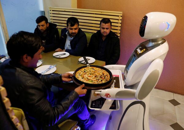 اولین ربات گارسون در کابل   - اسپوتنیک افغانستان  