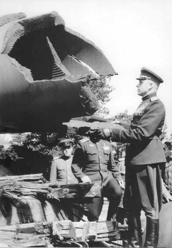 مارشال روکووسوفسکی غنائم، سال  1945 را بررسی می کند
 - اسپوتنیک افغانستان  