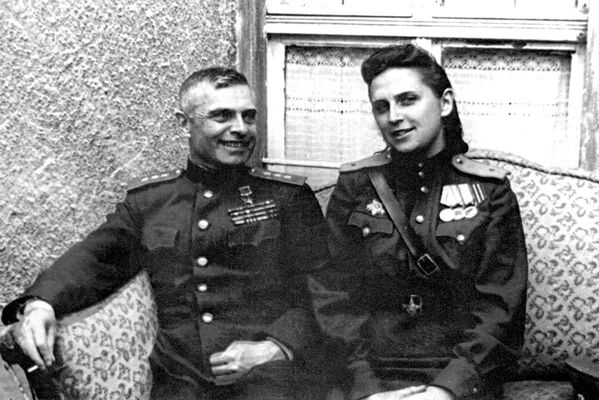 دگر جنرال کازاکوف همراه با خانم‌اش سوتلانا اسمیرنووا - اسپوتنیک افغانستان  
