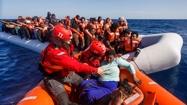 Члены испанской неправительственной организации Maydayterraneo во время спасения около 90 мигрантов в Средиземном море у побережья Ливии - اسپوتنیک افغانستان  