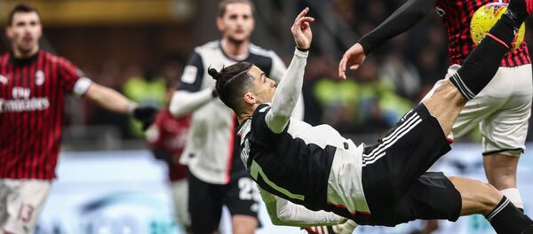 Защитник ФК Милан Давиде Калабрия и нападающий ФК Ювентус Криштиану Роналду во время матча Милан-Ювентус на стадионе Сан-Сиро в Милане Защитник ФК Милан Давиде Калабрия и нападающий ФК Ювентус Криштиану Роналду во время матча Милан-Ювентус на стадионе Сан-Сиро в Милане - اسپوتنیک افغانستان