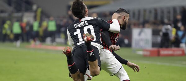 Футболисты Пауло Дибала и Тео Эрнандес во время матча Милан-Ювентус на стадионе Сан-Сиро в Милане Футболисты Пауло Дибала и Тео Эрнандес во время матча Милан-Ювентус на стадионе Сан-Сиро в Милане - اسپوتنیک افغانستان