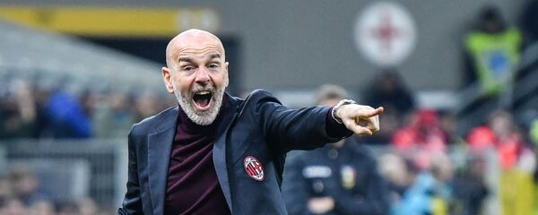 Главный тренер Стефано Пиоли дает указания во время матча Милан-Ювентус Главный тренер Стефано Пиоли дает указания во время матча Милан-Ювентус - اسپوتنیک افغانستان