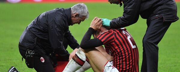 Медики оказывают помощь форваду ФК Милан Златану Ибрагимовичу во время матча Милан-Ювентус Медики оказывают помощь форваду ФК Милан Златану Ибрагимовичу во время матча Милан-Ювентус - اسپوتنیک افغانستان