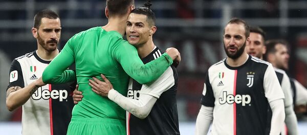 Нападающий ФК Ювентуса Криштиану Роналду обнимает вратаря ФК Милан Джанлуиджи Доннарумму в конце матча - اسپوتنیک افغانستان  