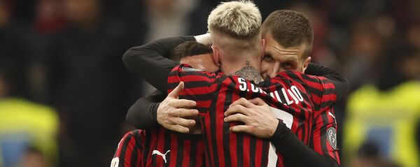 Игроки ФК Милан радуются голу, забитому в матче с ФК Ювентус Игроки ФК Милан радуются голу, забитому в матче с ФК Ювентус - اسپوتنیک افغانستان