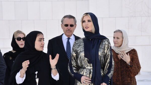 ایوانکا ترامپ با حجاب اسلامی از مسجد شیخ زاید دیدن کرد + ویدیو - اسپوتنیک افغانستان  