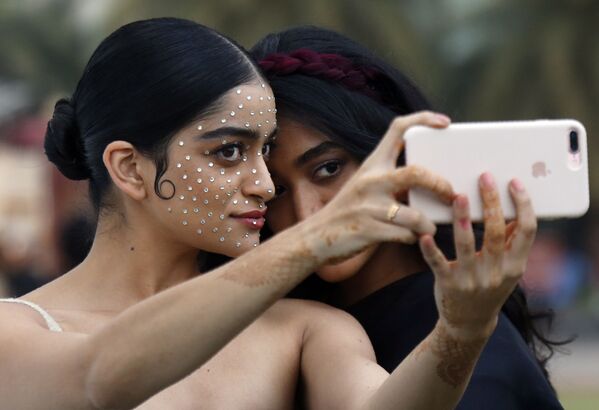 مدل اشتراک کننده در نمایش لباس در هفته مد در بمبئی - اسپوتنیک افغانستان  
