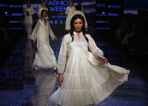 مدل اشتراک کننده در نمایش لباس در هفته مد در بمبئی - اسپوتنیک افغانستان  