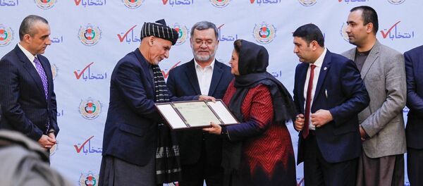 اشرف غنی وثیقۀ انتخاباتی را از سوی کمیسیون انتخابات دریافت کرد اشرف غنی وثیقۀ انتخاباتی را از سوی کمیسیون انتخابات دریافت کرد - اسپوتنیک افغانستان