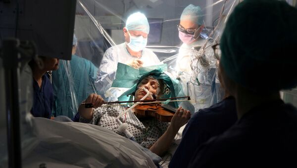 Пациентка британской больницы Дагмар Тернер играет на скрипке во время операции по удалению опухоли мозга, Лондон - اسپوتنیک افغانستان  