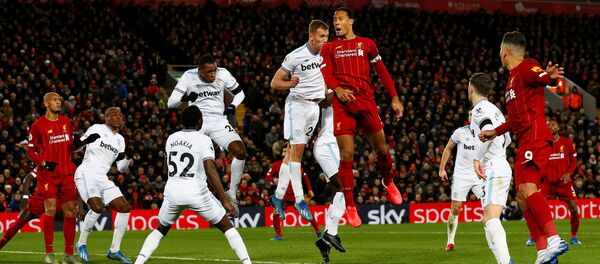 Защитник «Ливерпуля» Вирджил ван Дейк бьет по воротам на матче «Ливерпуль» - «Вест Хэм Юнайтед» Защитник «Ливерпуля» Вирджил ван Дейк бьет по воротам на матче «Ливерпуль» - «Вест Хэм Юнайтед» - اسپوتنیک افغانستان