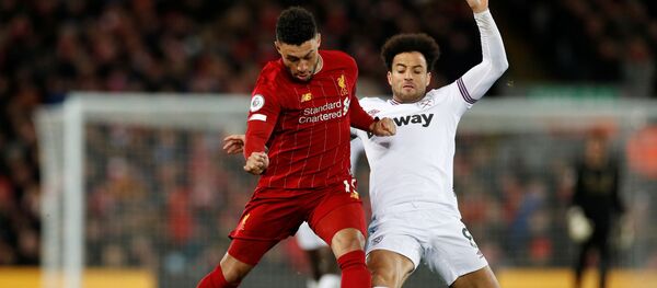 Полузащитник «Ливерпуля» Алекс Окслейд-Чемберлен и полузащитник «Вест Хэм Юнайтед» Фелипе Андерсон на матче «Ливерпуль» - «Вест Хэм Юнайтед» - اسپوتنیک افغانستان  