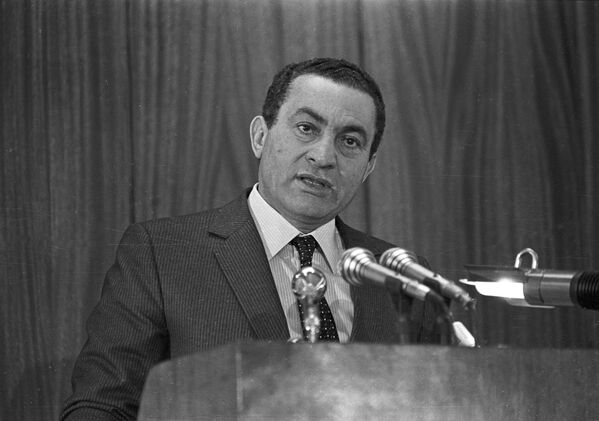 حسنی مبارک در سال 1985
 - اسپوتنیک افغانستان  