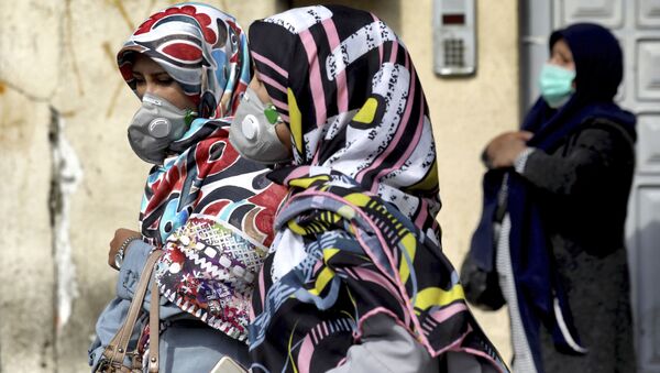 Жители Тегерана идут по одной из центральных улиц в медицинских масках - اسپوتنیک افغانستان  