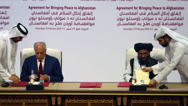 توافق صلح میان امریکا و طالبان از سوی زلمی خلیل‌زاد و ملابرادر امضا شد - اسپوتنیک افغانستان  