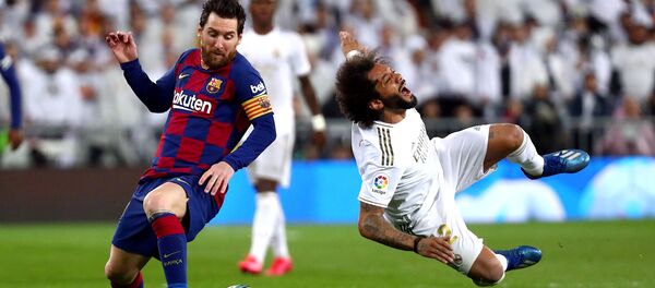 Лионель Месси и Марсело в остром моменте матча Барселона - Реал Мадрид - اسپوتنیک افغانستان  