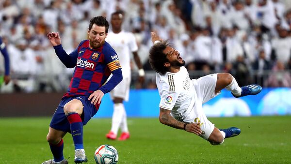 Лионель Месси и Марсело в остром моменте матча Барселона - Реал Мадрид - اسپوتنیک افغانستان  