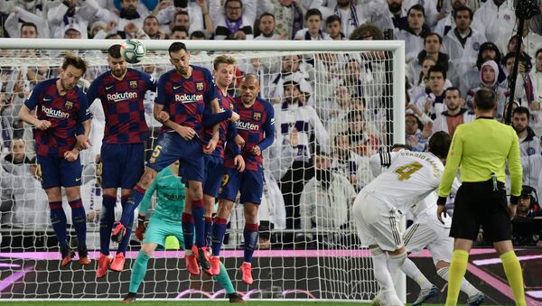Защитник фк Реал Мадрид Серхио Рамос пробивает в ворота Барселоны - اسپوتنیک افغانستان  