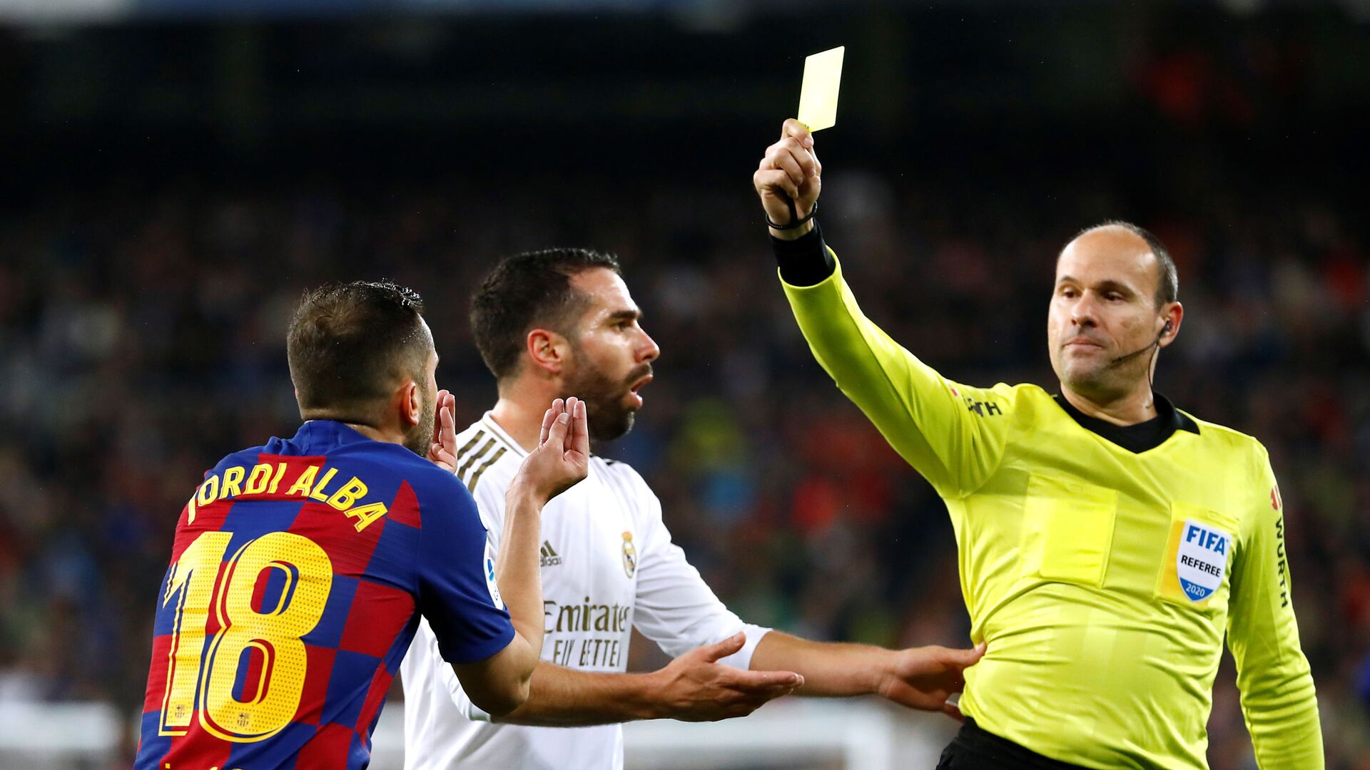 Судья показывает желтую карточку игрокам в матче с Барселона - Реал Мадрид  - اسپوتنیک افغانستان  , 1920, 03.01.2022