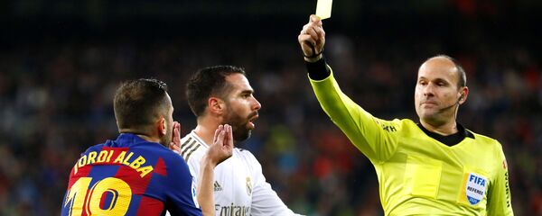 Судья показывает желтую карточку игрокам в матче с Барселона - Реал Мадрид Судья показывает желтую карточку игрокам в матче с Барселона - Реал Мадрид - اسپوتنیک افغانستان