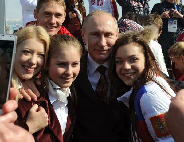 آدلینا سوتنیکووا با ولادیمیر پوتین رئیس جمهور روسیه - اسپوتنیک افغانستان  