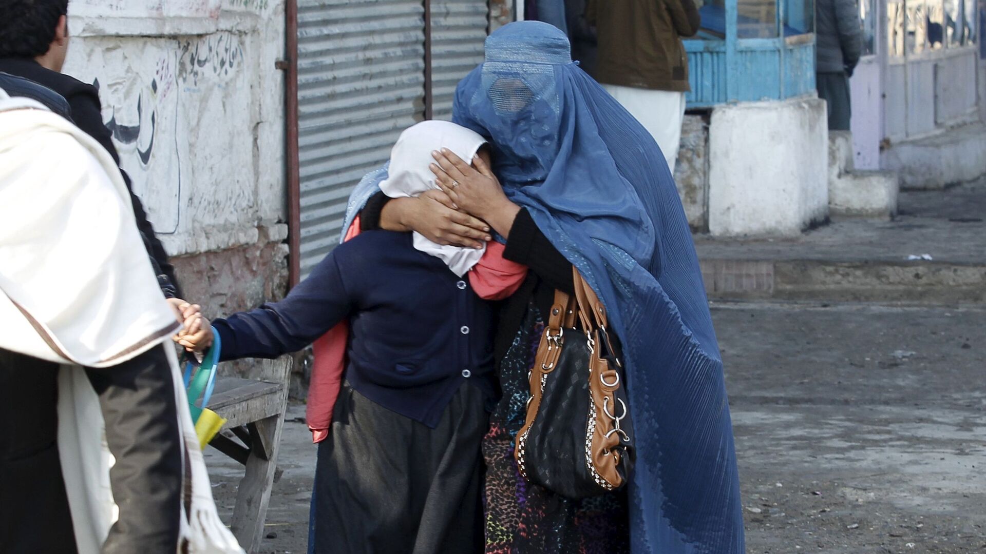 Женщина с ребенком на улице Джелалабада после взрыва  - اسپوتنیک افغانستان  , 1920, 25.11.2021