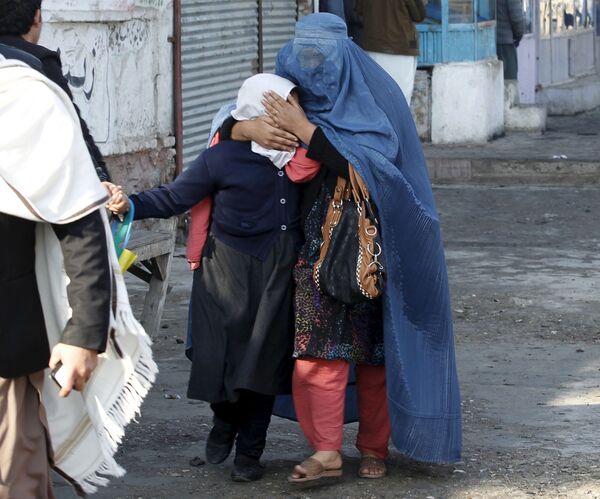 زن و کودک در سرک جلال آباد پس از حمله انتحاری - اسپوتنیک افغانستان  