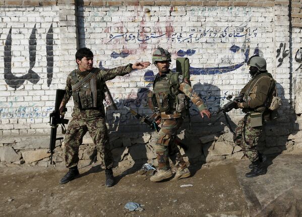 سربازان اردوی ملی افغان در مقابل قونسلگری پاکستان در جلال آباد - اسپوتنیک افغانستان  